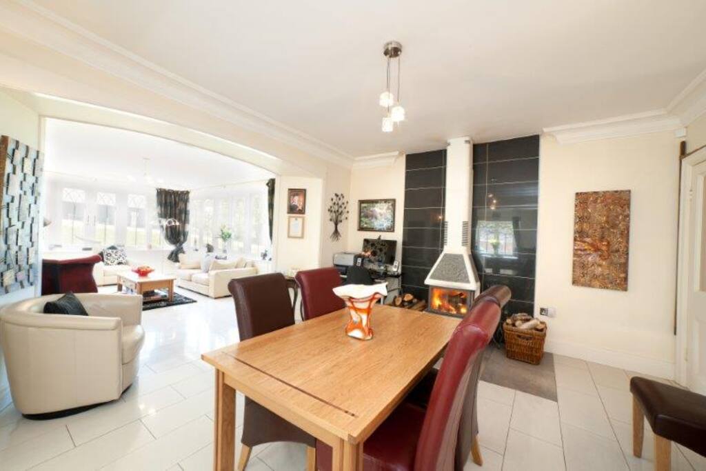OPEN PLAN BREAKFAST ROOM