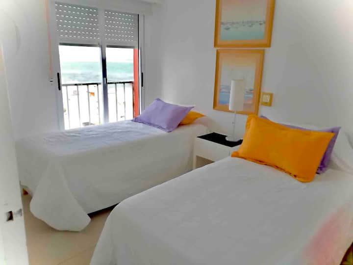 Kjo dhomë gjumi e dytë ka pamje nga oqeani, Brava dhe dy krevate tek me një gjumë shumë të rehatshëm. 
Fashë Hermetike me xham termik të dyfishtë, të verbër dhe ndërprerje të rulit. 
Nga këtu mund të shohësh lindjen e diellit , lindjet e bukura të diellit!