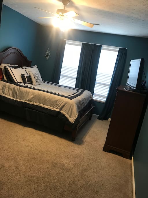 Upstairs Bedroom- Queen Bed