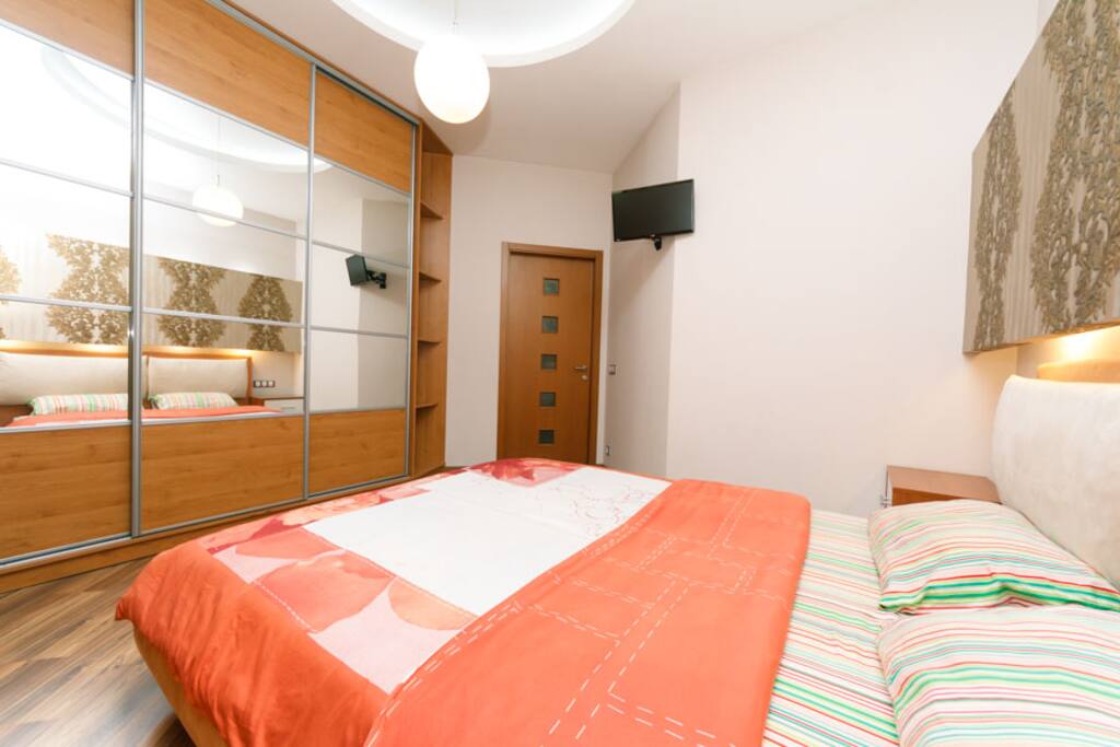 Very warm and comfortable. Here you will find coziness and a homely atmosphere. In the bedroom there is a "royal" size bed with an orthopedic mattress, cotton bed linen and towels.