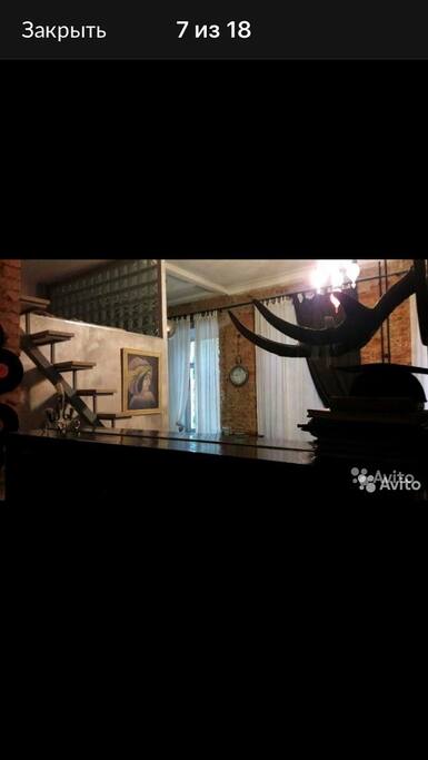 Три высоких окна в гостиной добавят пространства