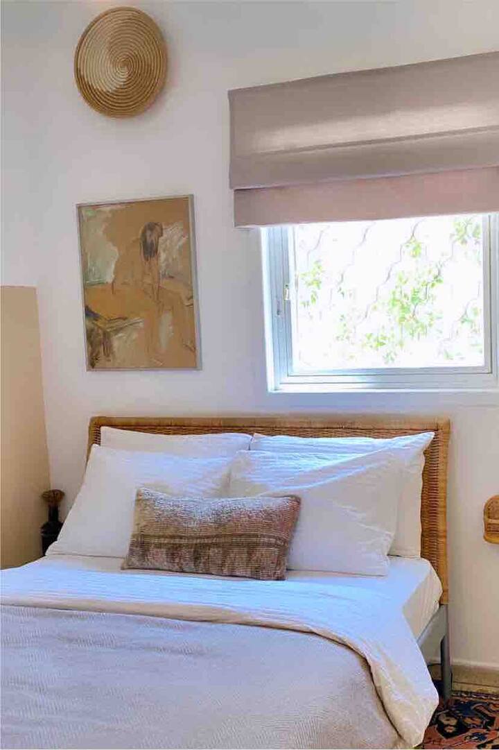 1 dormitorio,

cama tamaño queen.
Armario de pared 
Salida a un pequeño balcón