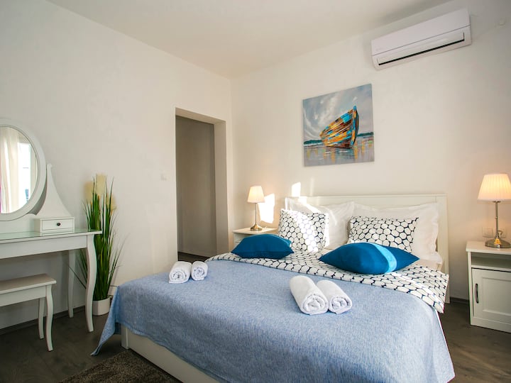 นี่เป็นห้องนอนที่มีเตียงขนาด 160x200 ซม. เคเบิลทีวีห้องน้ำของตัวเองพร้อมฝักบัวอาบน้ำและประตูระเบียงคุณสามารถออกไปยังระเบียงได้