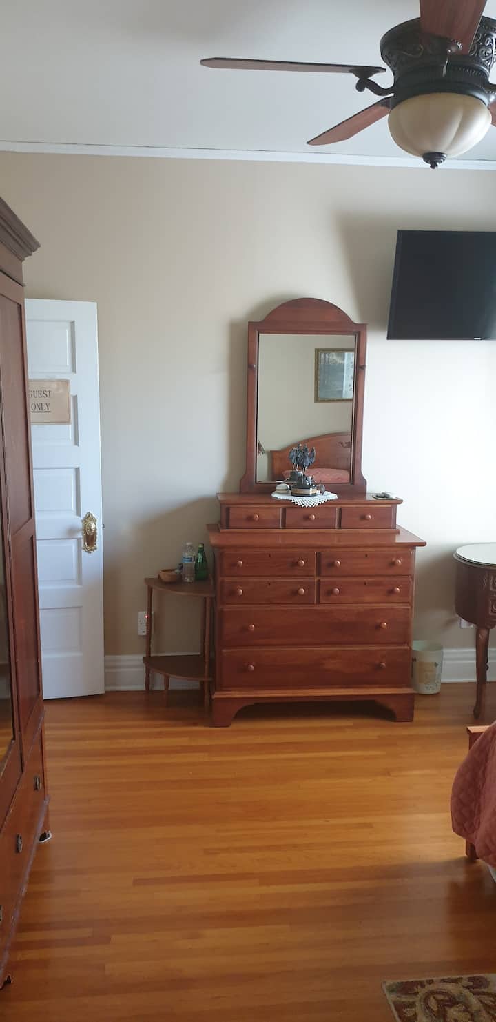 שידה עתיקה עם טלוויזיה על הקיר 