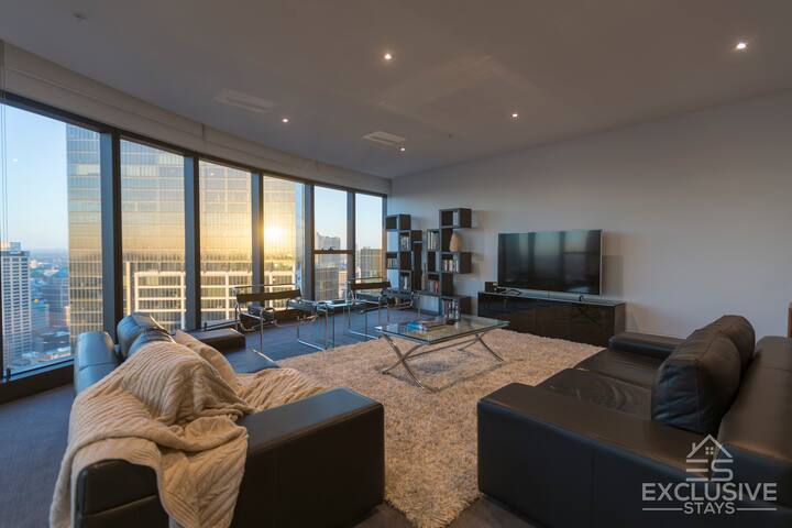 Luxurious 3-Bed 2-Bath 1-Car with WiFi II gallery image 2