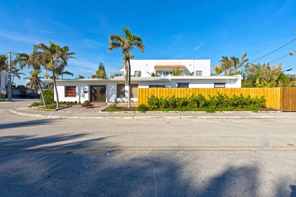 The exterior of the house already exudes privacy, with a view of an idyllic neighborhood.