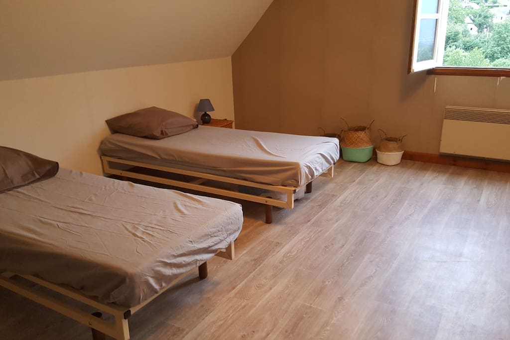 La chambre avec les lits séparés
