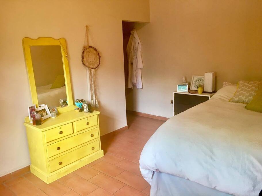 Main bedroom - walk in wardrobe