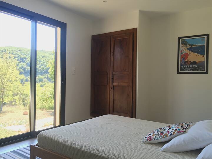 Spálňa s priamym prístupom na terasu a výhľadom na hviezdnu oblohu.