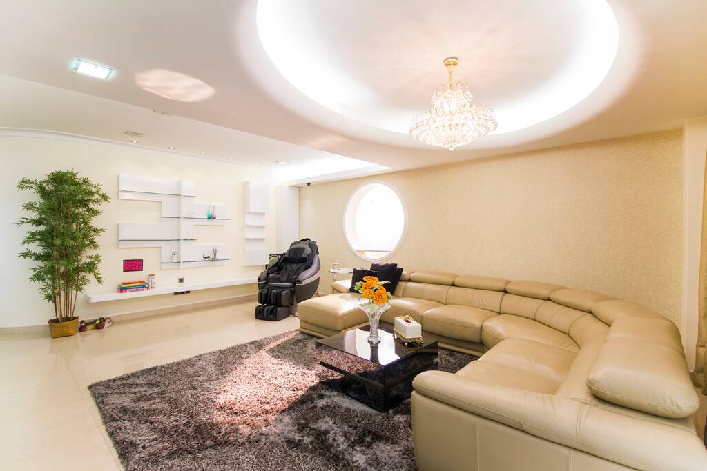 Luxury & Cozy Living Area