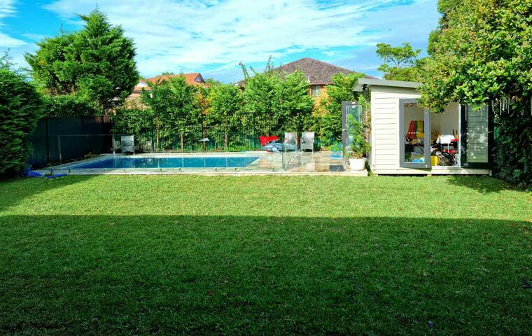 Large resort style living, mins to CBD & beach gallery image 2