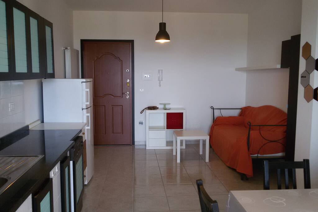 La cucina arredata e divano letto per due persone