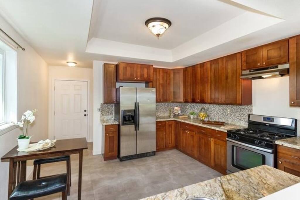 kitchen- has microwave