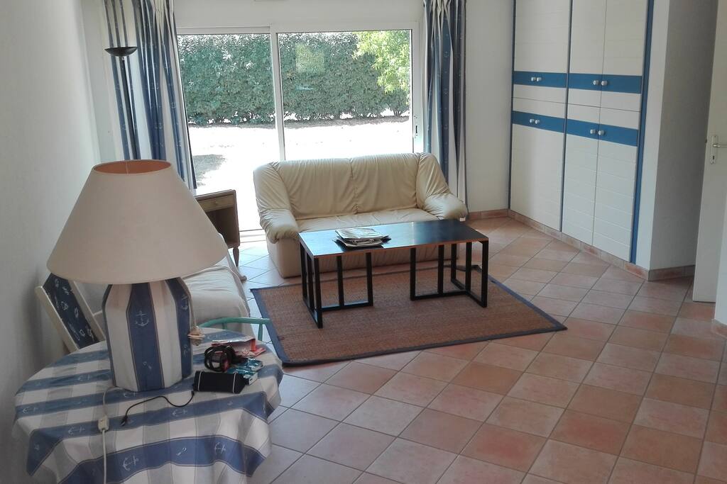 Salon entouré d'un jardin sans vis à vis
