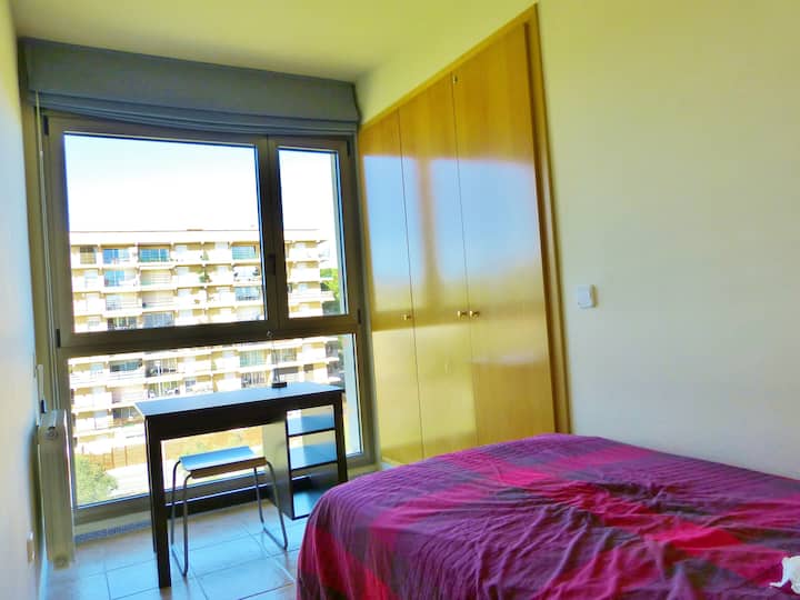 3. Dhomë me krevat dhe tavolinë pune