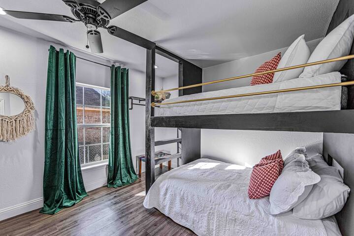 *Cosmic Cowgirl* 3 Min Uber to Stockyards! gallery image 4