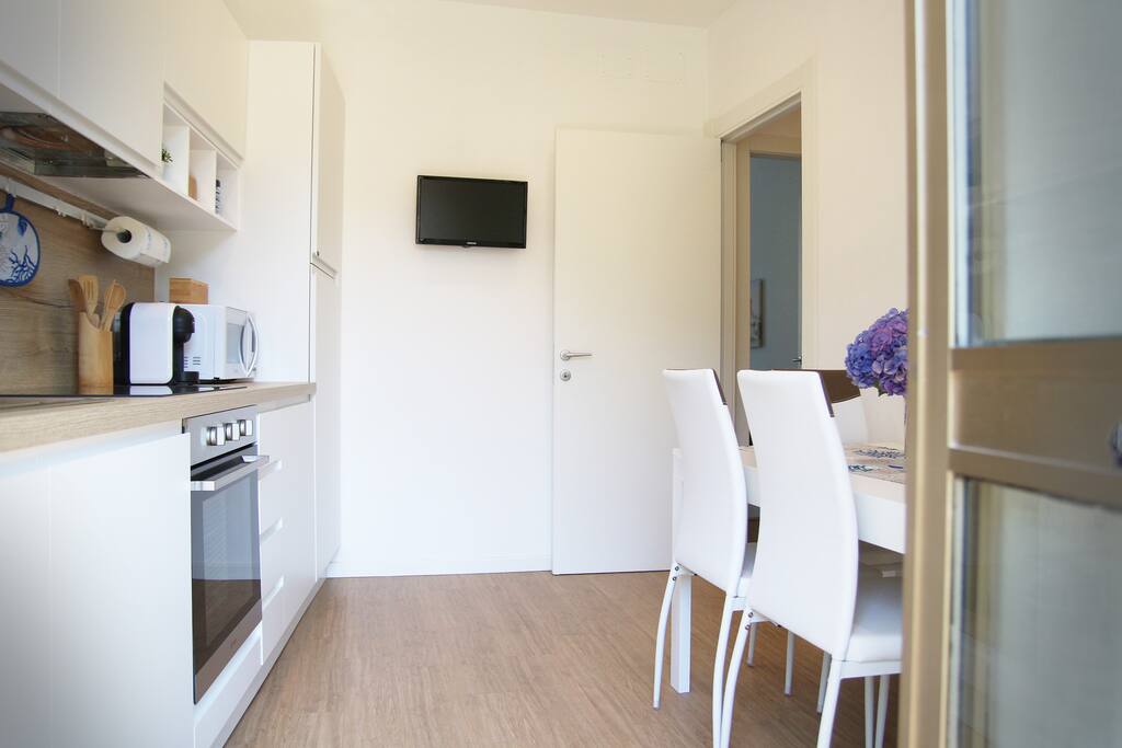 Cucina con televisione.