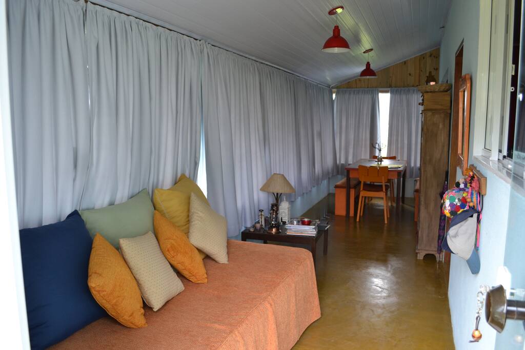 Varanda fechada com janelões de vidro/sala de jantar