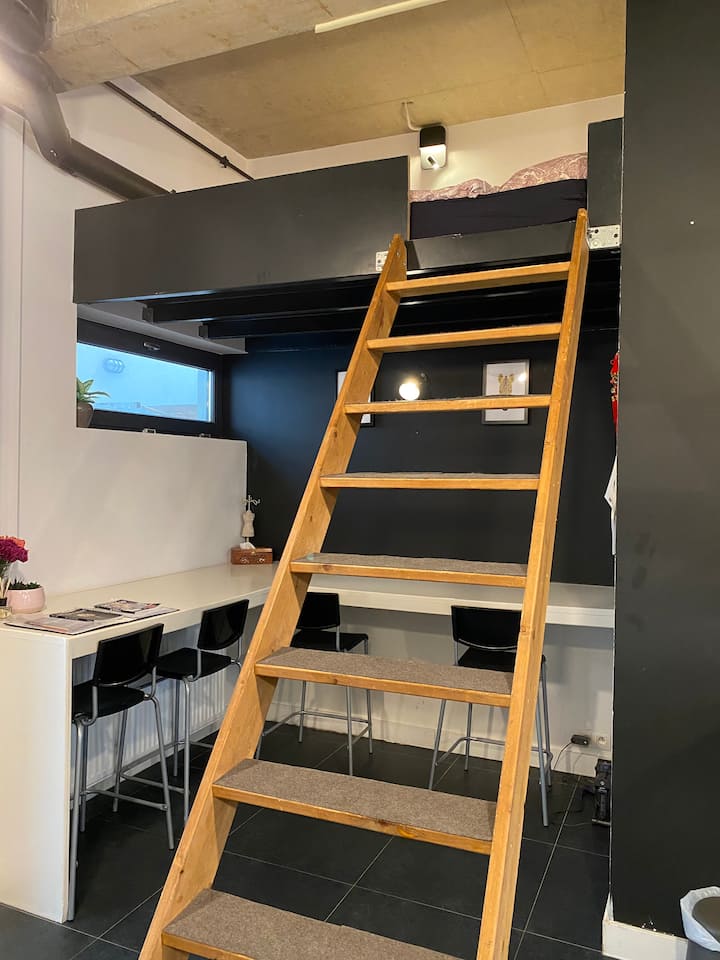 Საძილე  ანტრესოლი (1.4 მ*2 მ), რომელიც შეიძლება იყოს ორი. Თუ თვლით, რომ ის შეუფერებელია, ყოველთვის შეგიძლიათ მოითხოვოთ გასაშლელი დივანიც, ის უფრო დიდი იქნება მაღალი ადამიანებისთვის.