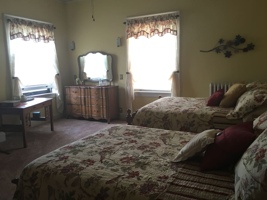 Bedroom with 2 double beds