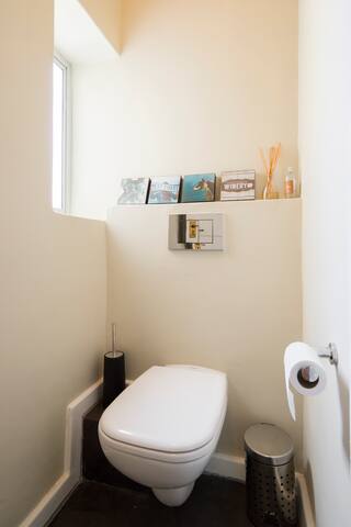 Sophisticated Apartment with Mountain Views gallery image 5