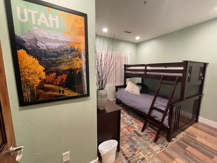 חדר אורחים 2 עם מיטת קומתיים זוגית מלאה ומיטת קומתיים זוגית עם מזרנים חדשים 