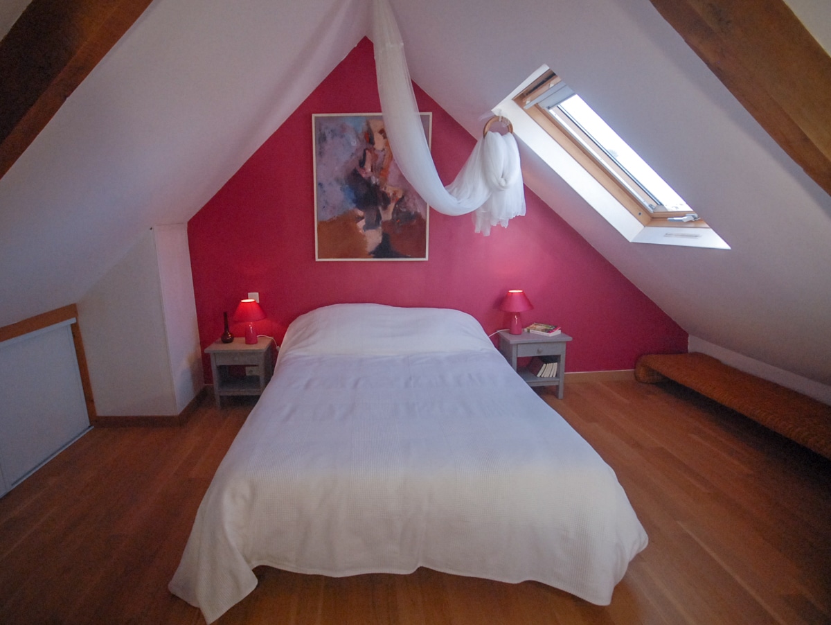 חדר שינה שני, בקומה העליונה עם נוף לים, מיטה 140. מיטת תינוק ושולחן החתלה בחדר השינה הצדדי הזה.