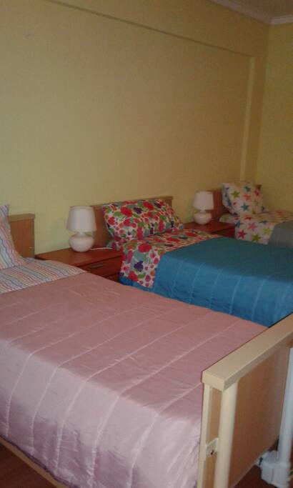 Quarto triplo com proteção de queda (seguro p/ crianças)