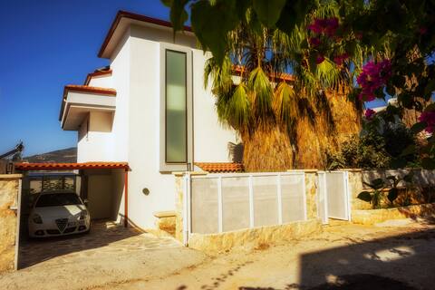 Heated Private Pool! New Modern Villa Close to the Beach