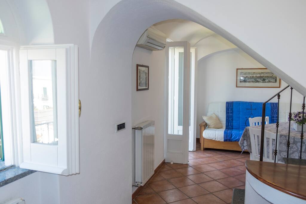 Visuale dell'ingresso dell'appartamento dove si può vedere la scala che porta al piano superiore dove presente le altre du stanze(The entrance to the apartment is where you can see the staircase upstairs where the other two rooms are.)
