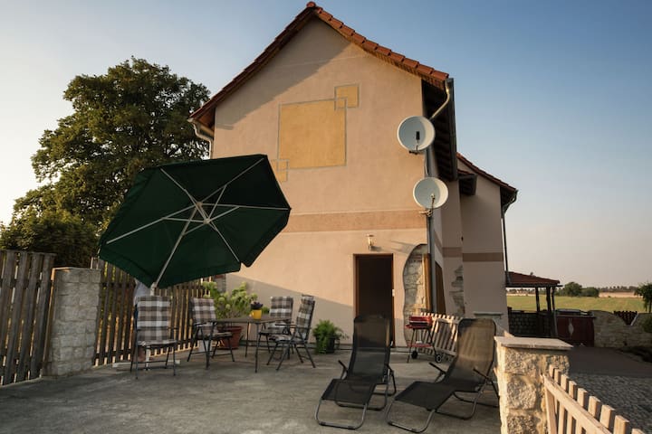 Spacious and ground floor apartment with garden and terrace near the forest