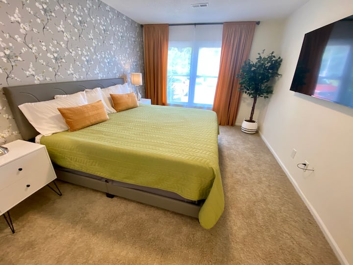 Chumba kikuu cha kulala chenye televisheni ya inchi 50 na kitanda cha King Size