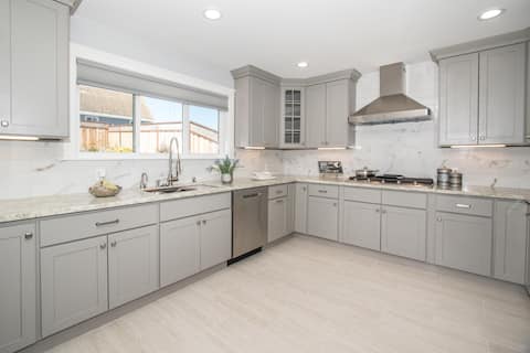 Sparkling Clean Brand New Luxury House w Parkings