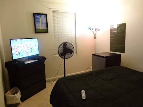 Private Bathroom/Fridge in Room/FREE NETFLIX!