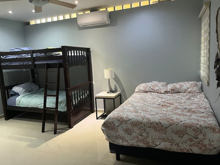 Druhá spálňa, poschodové postele a manželská posteľ s úplne novým matracom. 