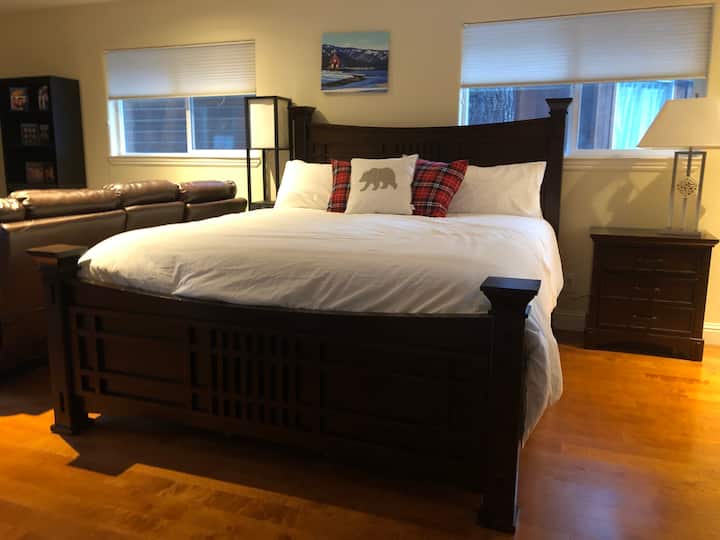 جناح أساسي بسرير كينج/حمام خاص/مساحة مكتبية وبار رطب.  هذه الغرفة هي الوحيدة في الطابق العلوي.