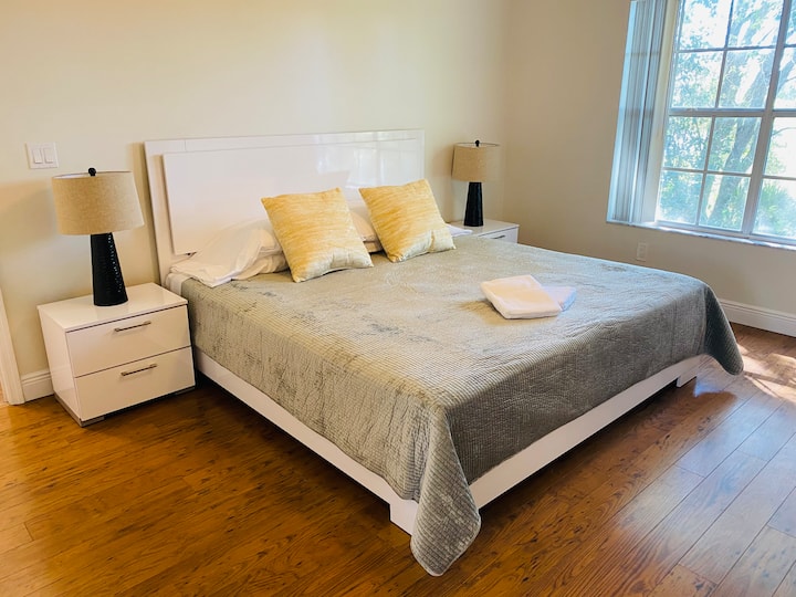 ห้องนอนใหญ่แบบคิงไซส์พร้อมตู้เสื้อผ้าแบบเดินเข้าได้ทีวีโรคุและห้องน้ำในตัว