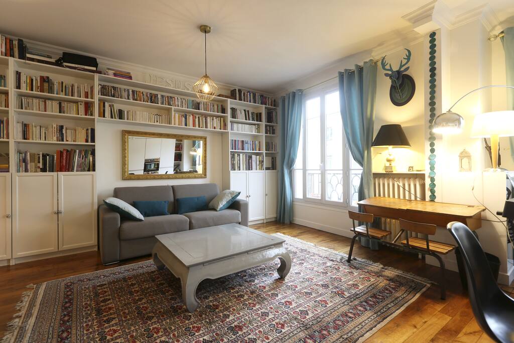 le salon avec le canapé convertible