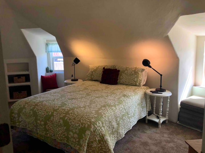 Enjoy sunsets and beautiful mountain views from the lovely SW facing window seat in Bedroom 1. 