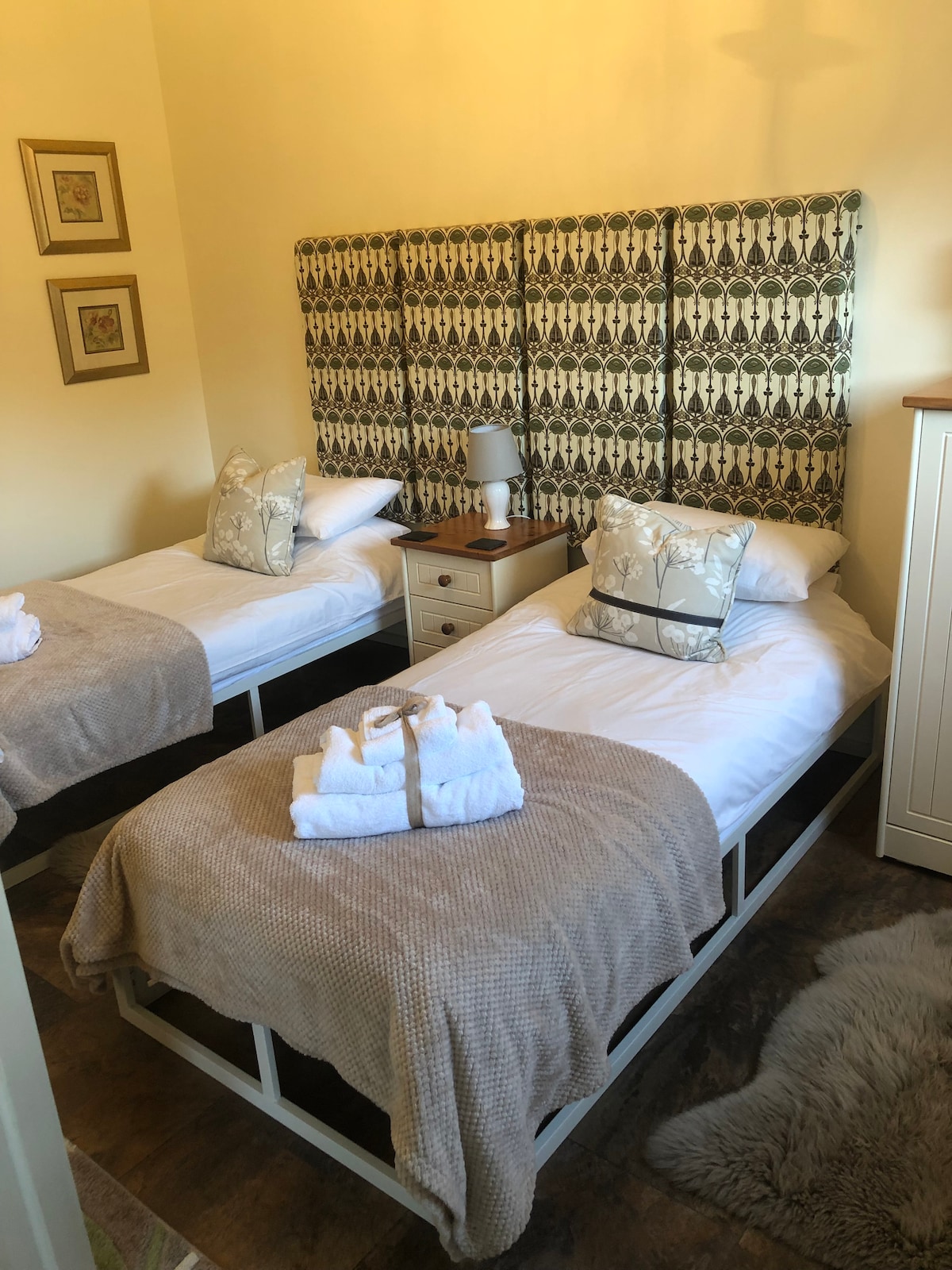 Krevat në dhomën kryesore të gjumit është super king i madh dhe mund të bëhet në dy krevate tekë me kërkesë.  Krevatet e udhëtimit janë gjithashtu të disponueshëm.