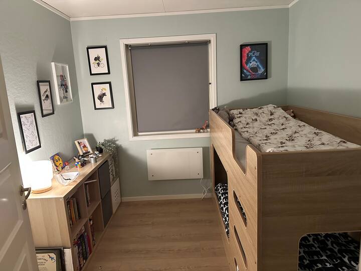 Dormitorio 2. esta litera es muy sólida. Ambas camas pueden soportar adultos de hasta 120 kilos. Hay colchones geniales.