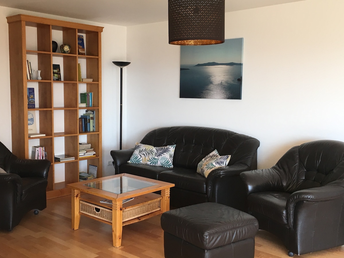 סלון מואר בסמוך לפינת האוכל עם ספה וטלוויזיה עם מסך שטוח מודרני 49 אינץ'