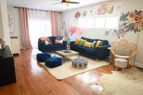 Top performing Airbnb: Cameron Village .75mi to NCSU-1pet ok -fenced yard in University Park