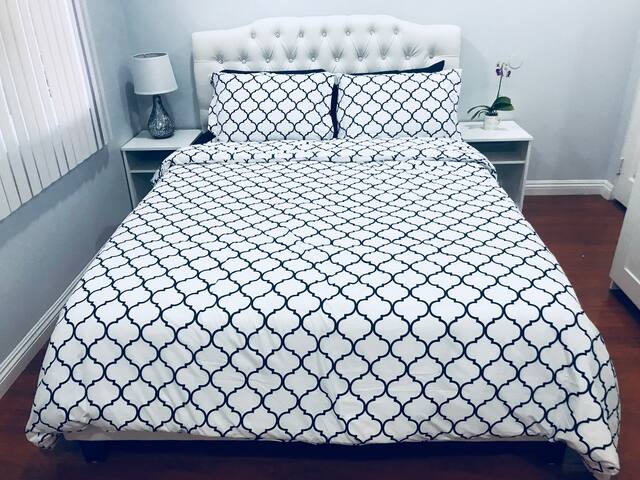 Beautiful Private entry/bath Room closeDisney&Knot