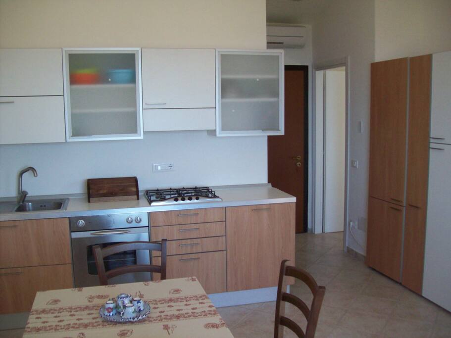 cucina completa di forno e frigo