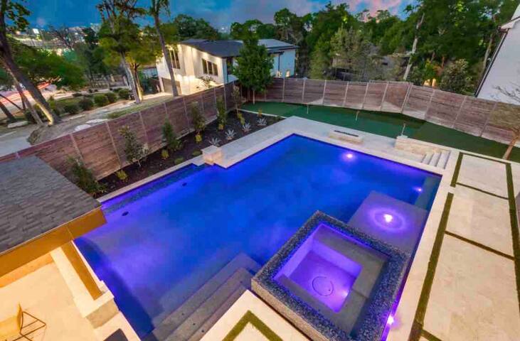 Modern escape w/ pool & hot tub gallery image 5