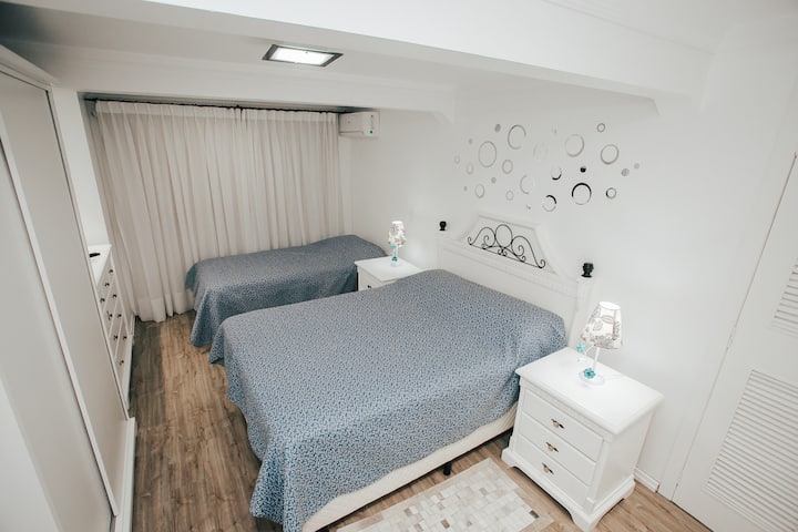 Suite na kitanda mara mbili, kitanda kimoja na kitanda cha msaidizi.