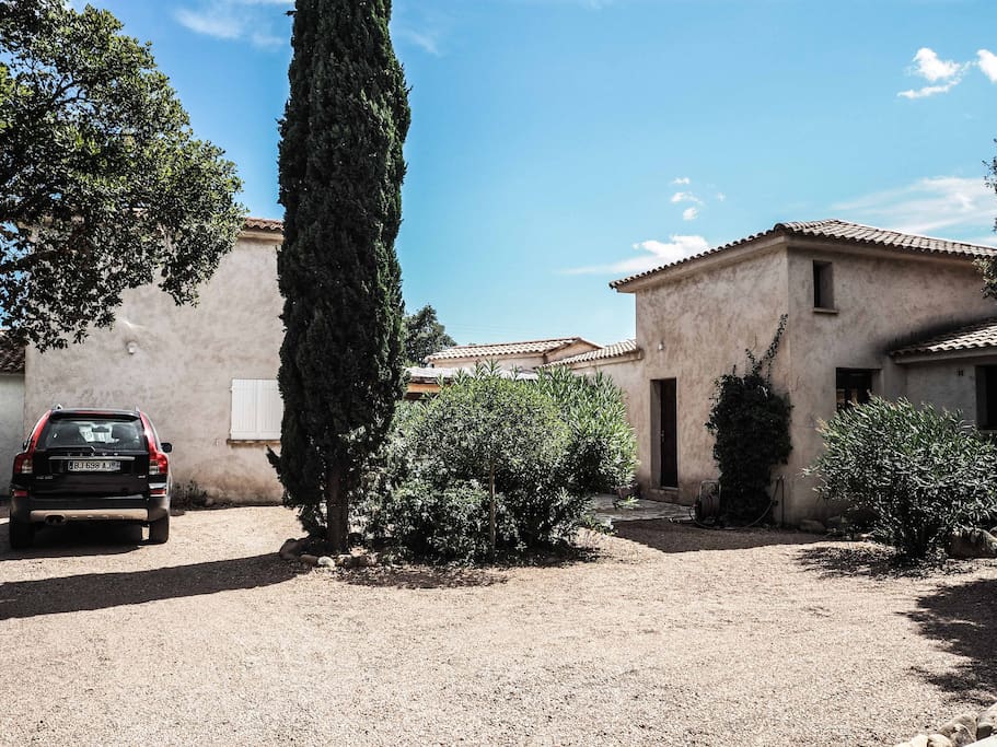 Villa Haute et Villa Basse. Entrée / possibilité parking