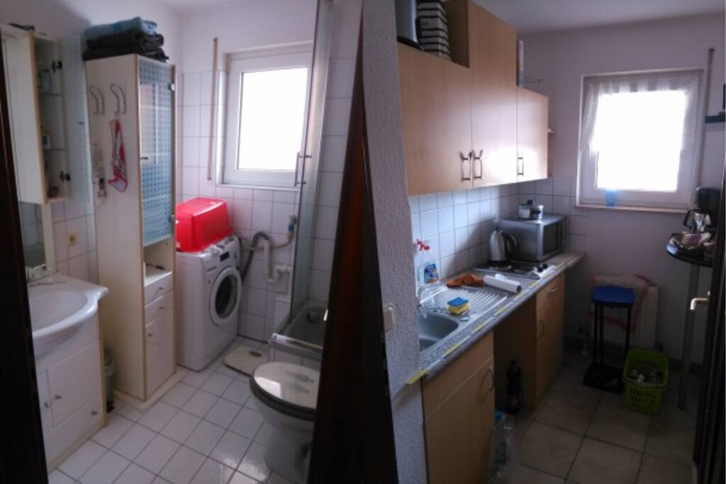 In der Küche sind ein Kühlschrank, eine Mikrowelle und ein Minibackofen.