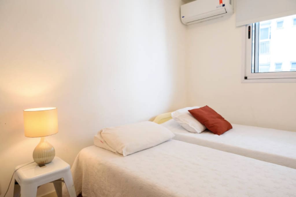 Quarto com duas camas de solteiro